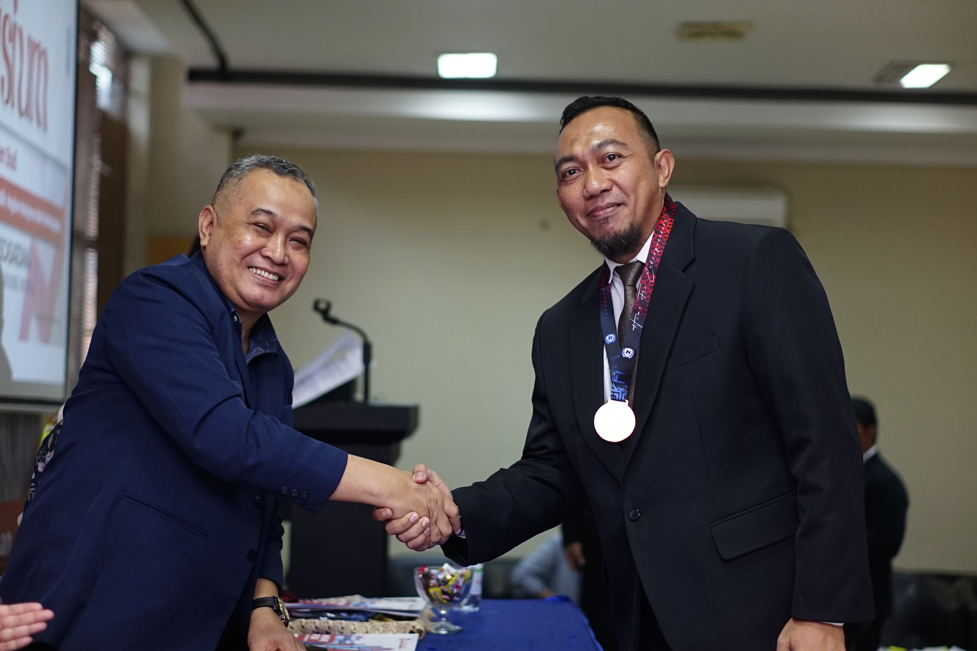 Dekan Fakultas Pascasarjana Nobel Indonesia Resmi Kukuhkan 124 Orang Magister
