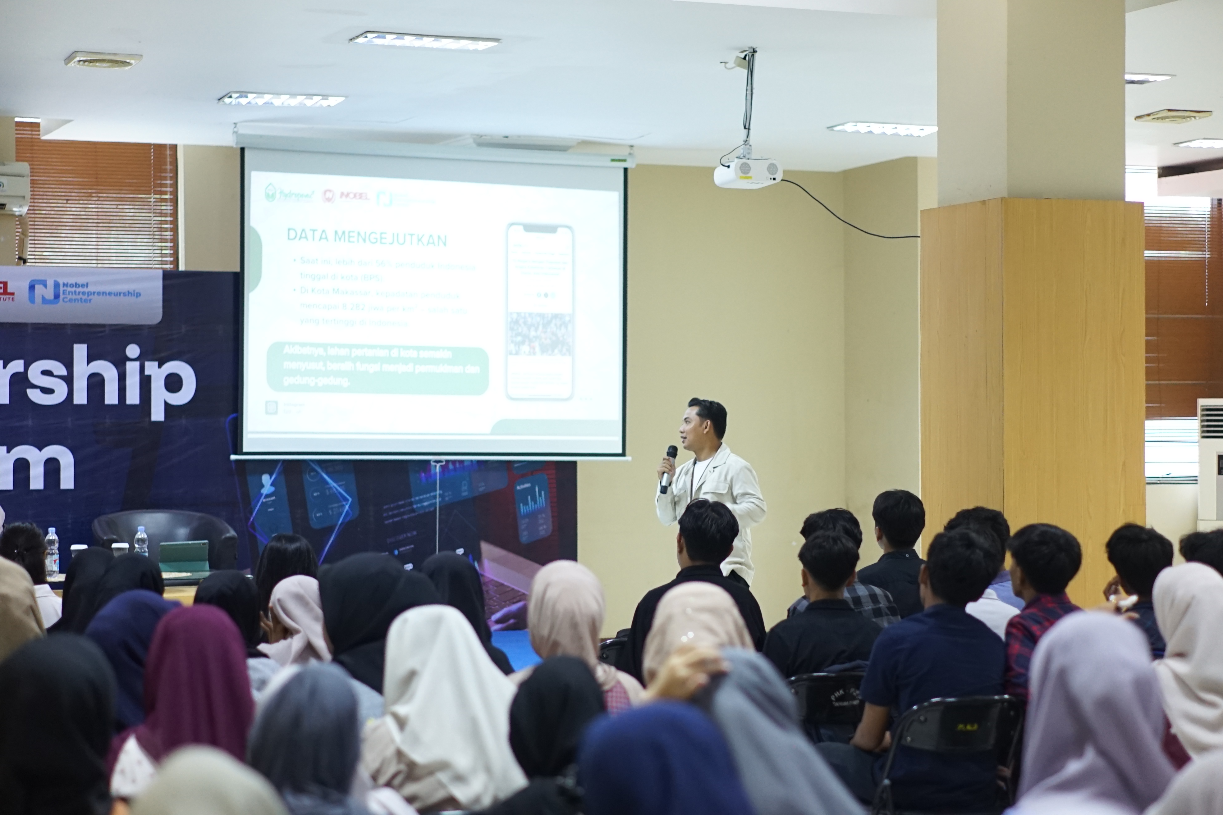1. Pra-Inkubasi Di tahap awal, mahasiswa diajak mengenal dunia kewirausahaan melalui Entrepreneur’s Basic Program, yang memberikan bekal dasar tentang mindset dan skill berbisnis.Lewat Ngopinspirasi, mahasiswa bisa berdiskusi santai dengan para expert dan mendapatkan insight segar untuk memunculkan ide-ide baru. Program Visit The Expert memberi kesempatan melihat langsung bisnis model sukses agar mahasiswa bisa belajar dari praktik nyata.